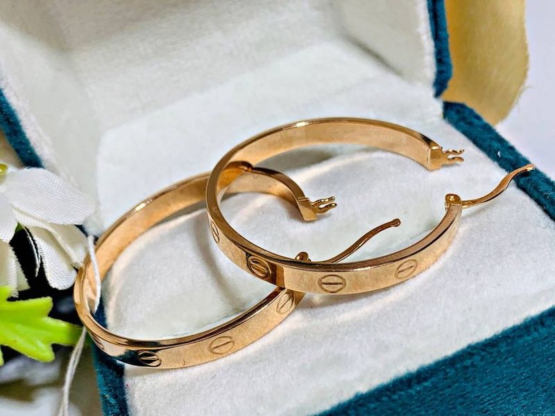 золотые серьги-кольца Cartier золотые серьги-кольца Cartier
