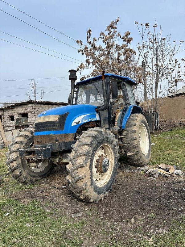 Traktir new holland Ts135