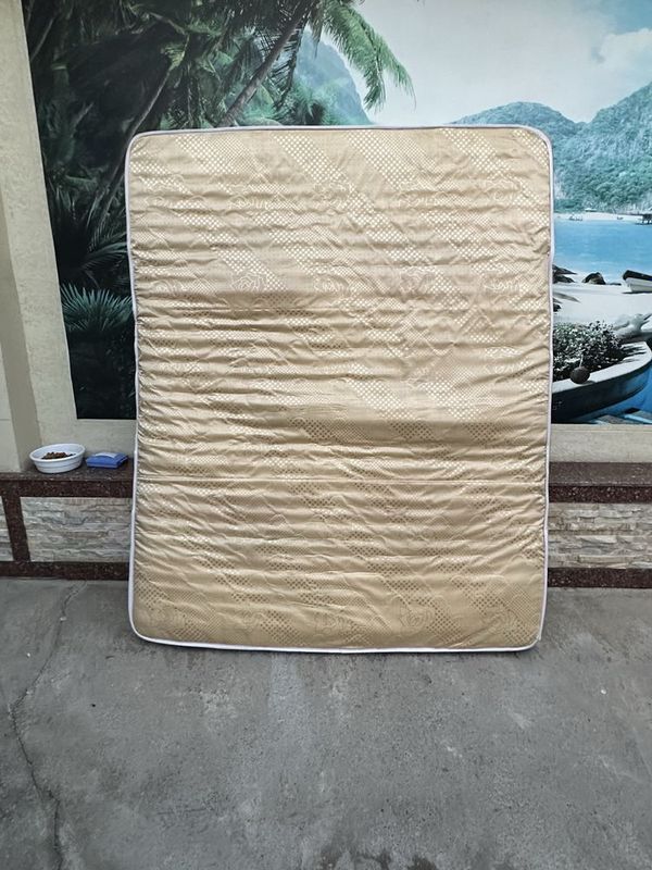 Matras holati yahshi hamma yogi butbutun yirtilgan joylari yoq Matras holati yahshi hamma yogi butbutun yirtilgan joylari yoq