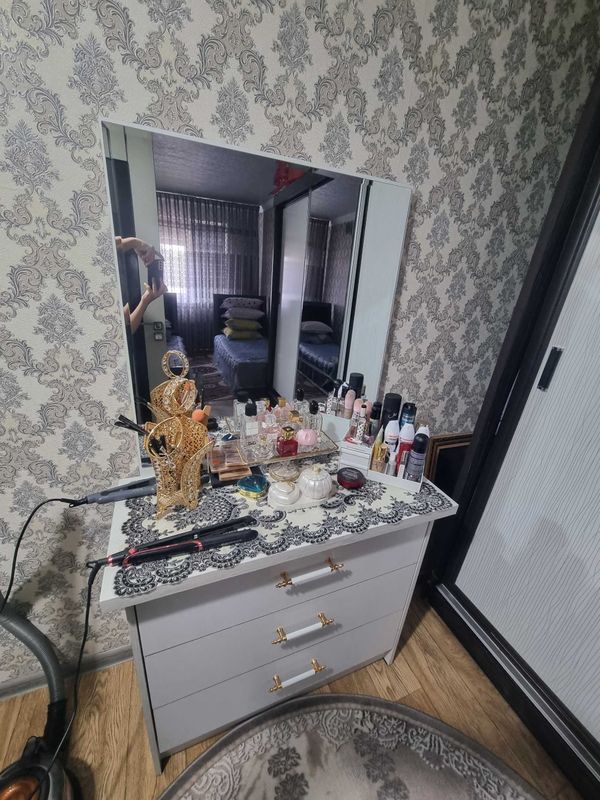 Продается трюмо.