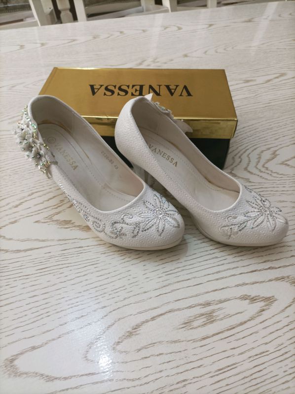 Vanessa tofli oq rangi 40 razmer 80.000 kelishamiz Vanessa tofli oq rangi 40 razmer 80.000 kelishamiz