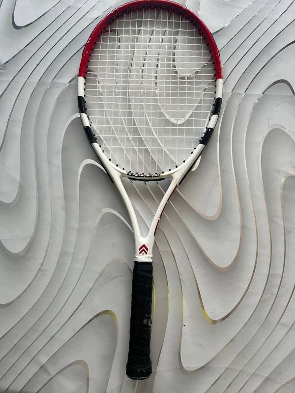 Tennis raketka .