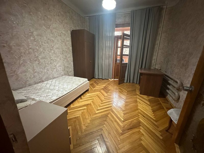 Продам 3 комнатную срочно Центр , Ц 7 , Ойбек метро