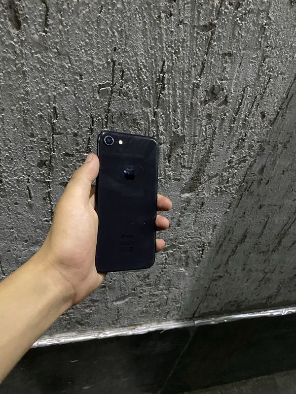 Iphone8 sotiladi 950 kami bor