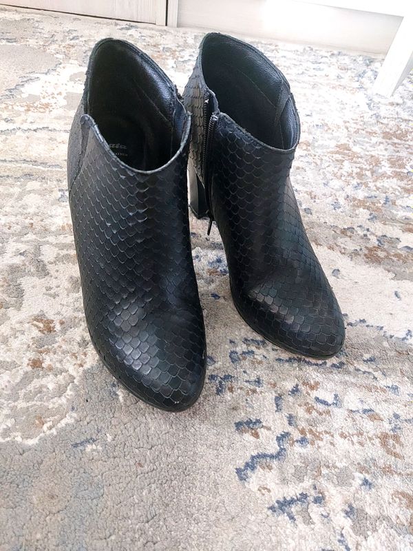 Пол сапог фирма BATA Пол сапог фирма BATA