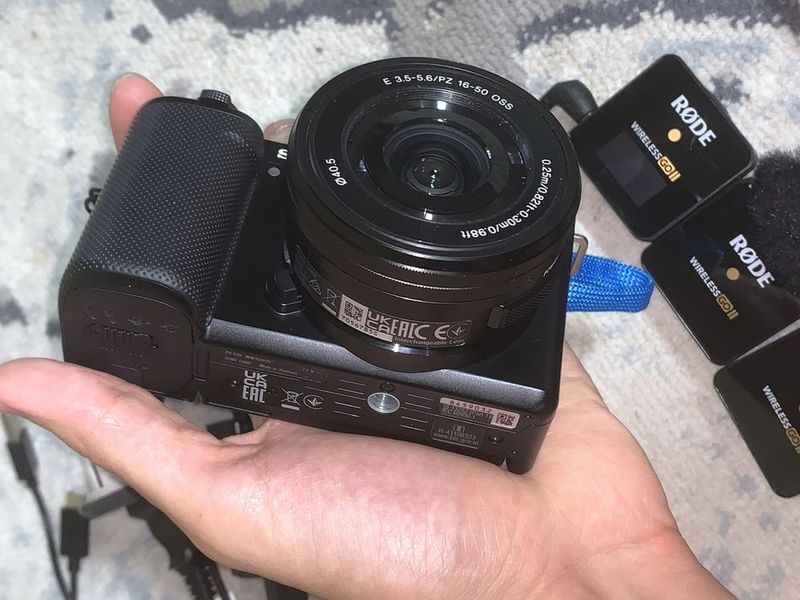 SONY ZV E 10 4k +1 batareka shtativ SONY ZV E 10 4k +1 batareka shtativ