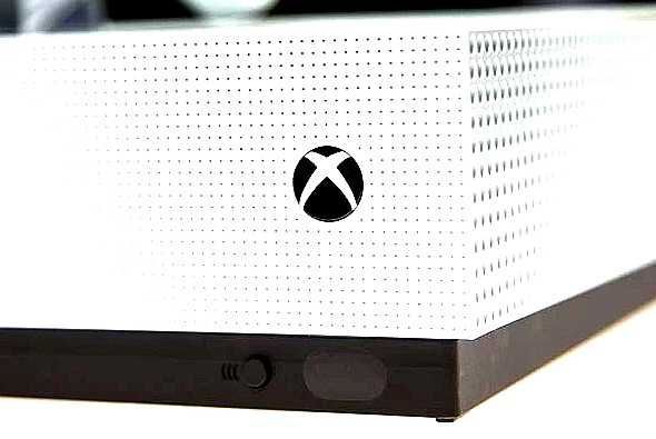 Xbox One S 1 Tb + диски лицензия xbox 360. Отличная приставка