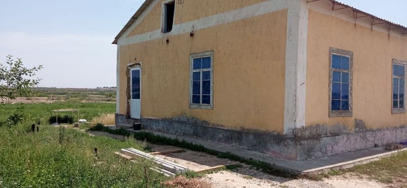 Tayyor yashashga moʻljallangan uy sotiladi 4 ta remont qilingan xonali