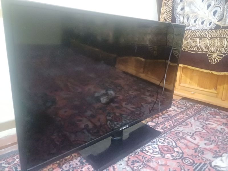 Televizor sotiladi ekrani singan ishlaydi 39" ekran razmeri Televizor sotiladi ekrani singan ishlaydi 39" ekran razmeri