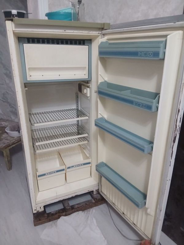 Срочно продам советский холодильник ОРСК в хорошем состоянии