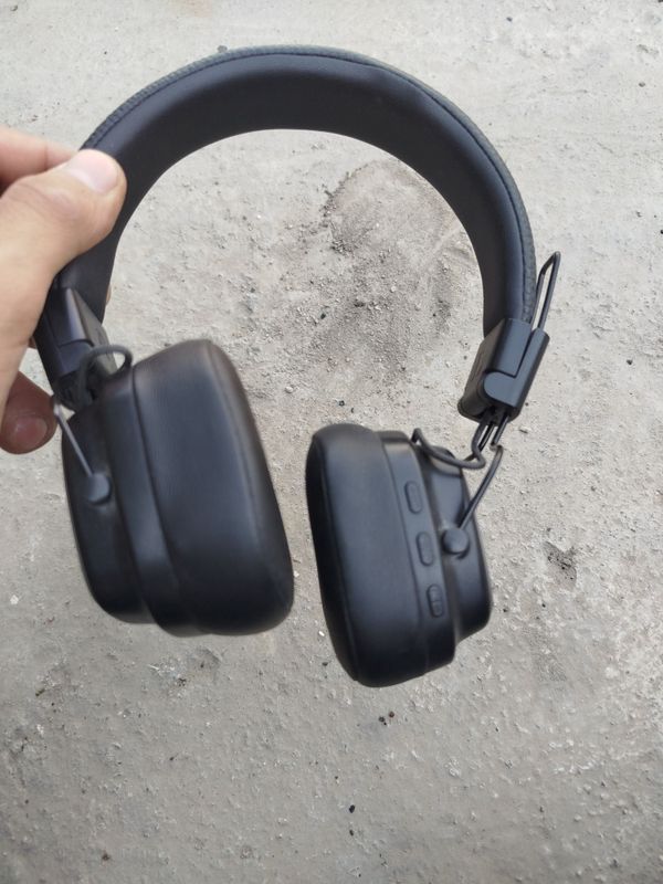 Naushnik quloqchin Naushnik quloqchin
