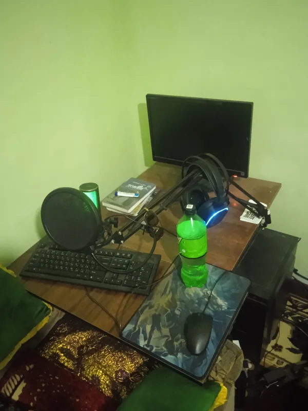 Sborka kompyuter mikrofon klaviatura monitor