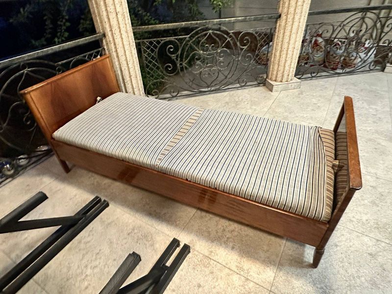 продается кровать из ореха, старая, но хорошая продается кровать из ореха, старая, но хорошая