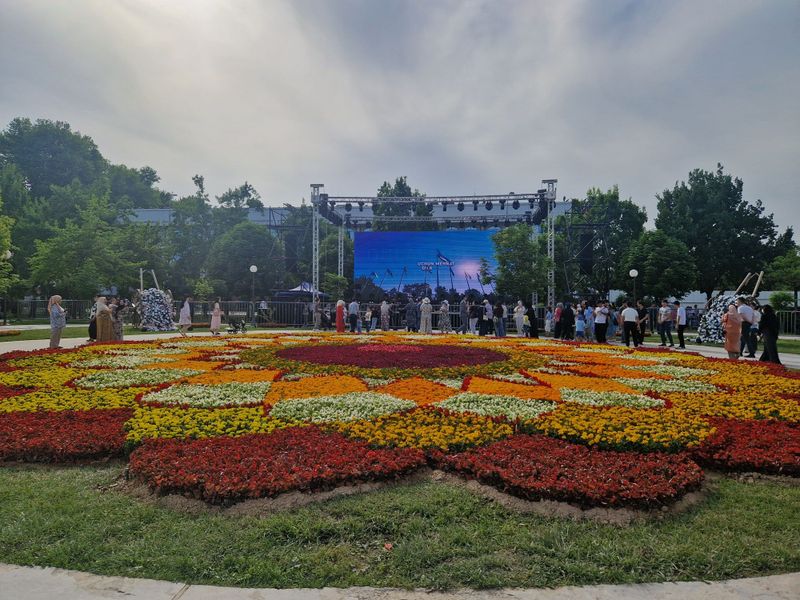 1,5 yoki 3 sotixli quruq yer sotiladi. Uch qahramondan 12-14km