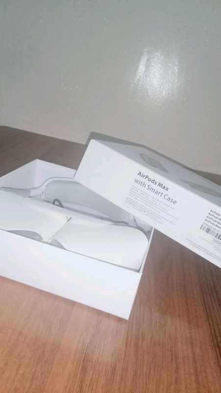 AirPods Max with Smart Case AirPods Max with Smart Case
