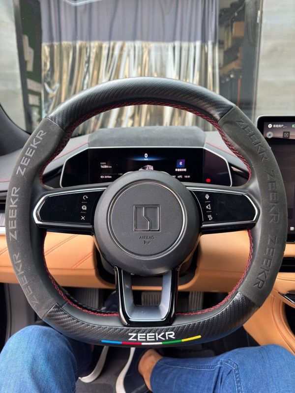 Чехол руля до рестайлинга для Zeekr 001 от «ZeekrShop» Чехол руля до рестайлинга для Zeekr 001 от «ZeekrShop»