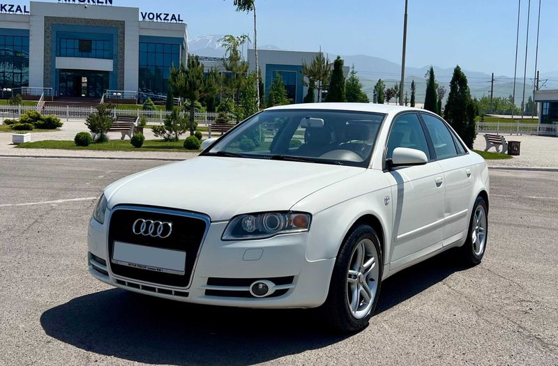 Audi A4 в хорошем состояние 1.8 турбо Audi A4 в хорошем состояние 1.8 турбо