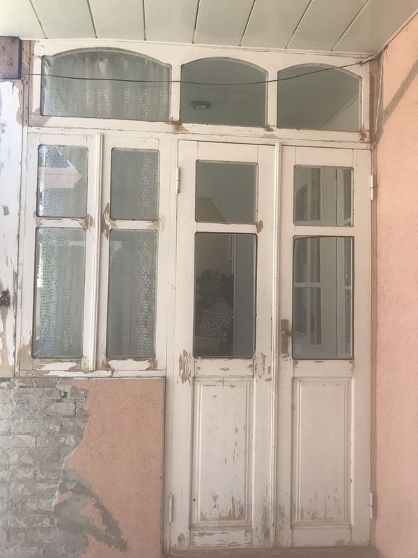 Дверь с окнами .