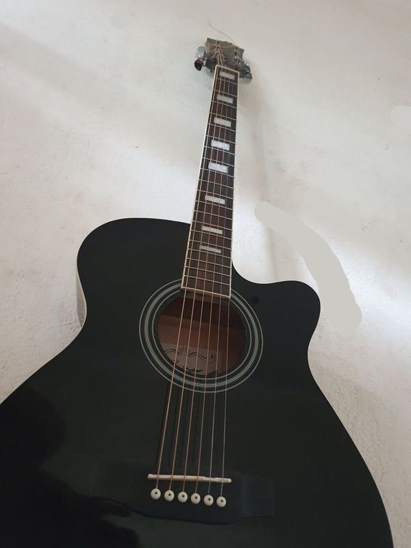 Akustik Gitara sotiladi