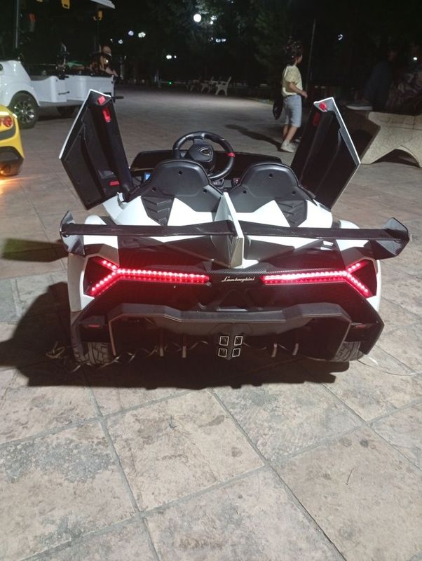 Lamborghini yangi upakovkada Lamborghini yangi upakovkada