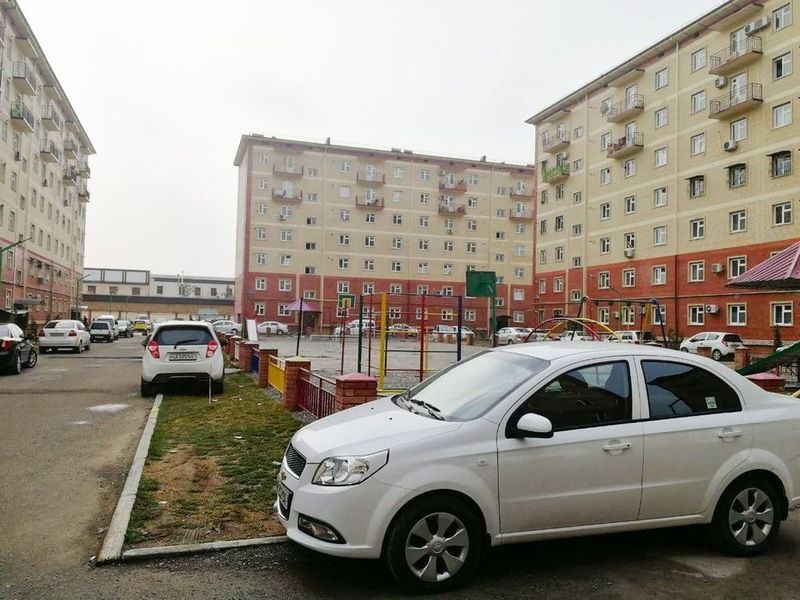 Янги бозор олдидаги янги домлардан ижарага берилади. Янги бозор олдидаги янги домлардан ижарага берилади.