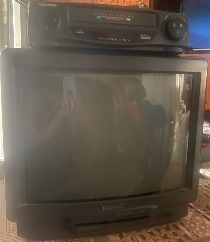 Видеодвойка. Телевизор SONY (Япония) и видеомагнитофон DAEWOO (Корея) Видеодвойка. Телевизор SONY (Япония) и видеомагнитофон DAEWOO (Корея)