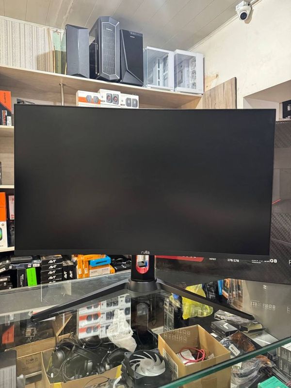 Gaming monitor Rulls 27” karopka dok yaxshi xolatda Gaming monitor Rulls 27” karopka dok yaxshi xolatda