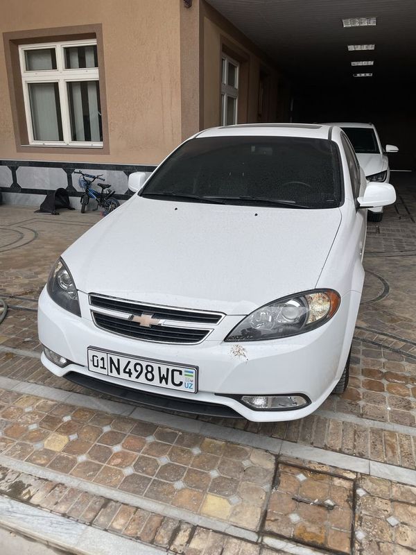 Машина Chevrolet gentra (белый)