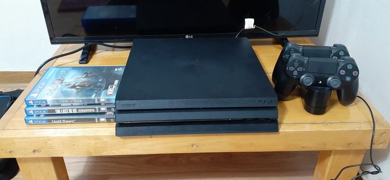 Ps4 pro 7218b в отличном состоянии