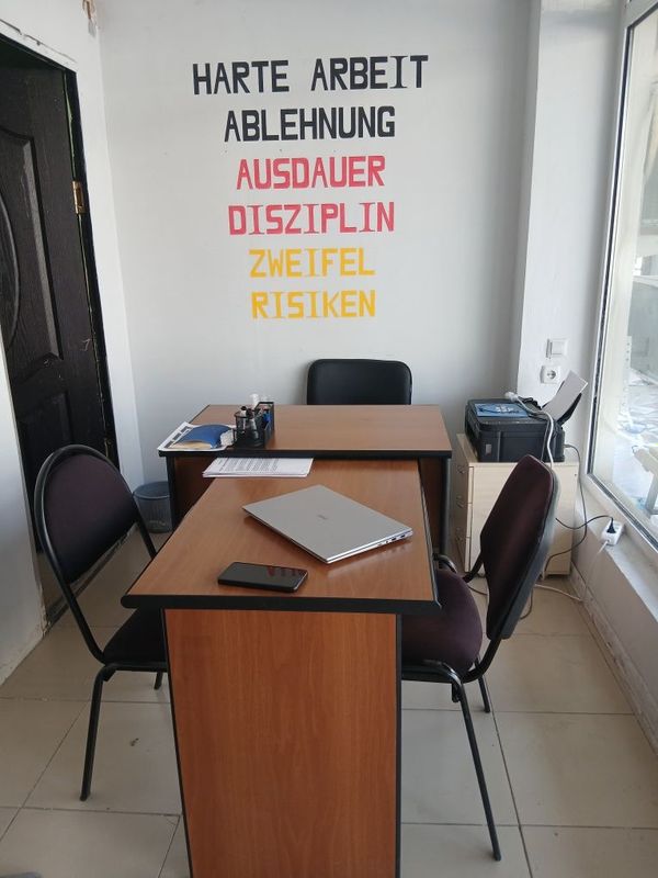 Ofisni stollar sotiladi Ofisni stollar sotiladi