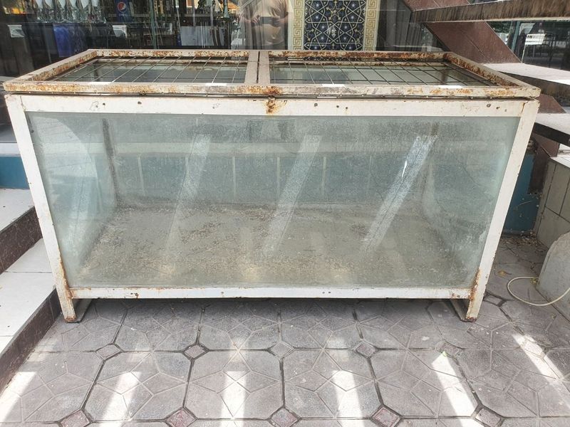 Aqvarium sotiladi Aqvarium sotiladi
