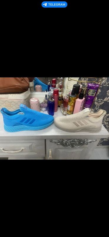 Krasofka adidas 42 razmer yengi Krasofka adidas 42 razmer yengi