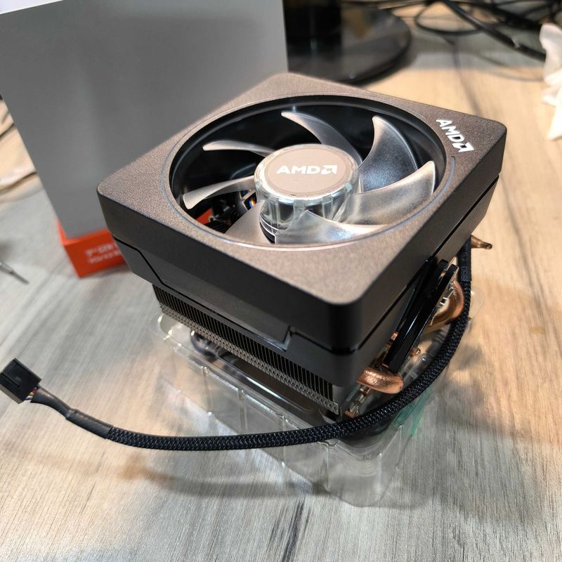 Кулер AMD Wraith PRISM для AM4 Кулер AMD Wraith PRISM для AM4