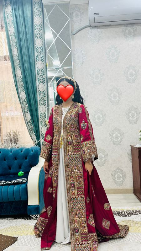 1 marta kiyilgan qo’l mehnati 500$ kelishiladi abaya 1 marta kiyilgan qo’l mehnati 500$ kelishiladi abaya