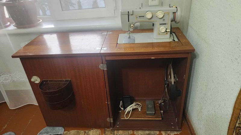 Продаётся швейная машинка Подольск-142 (б/у) Продаётся швейная машинка Подольск-142 (б/у)