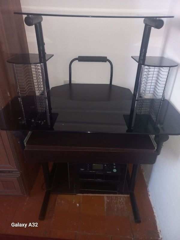 Kompiytorniy stol satiladi.. Kompiytorniy stol satiladi..