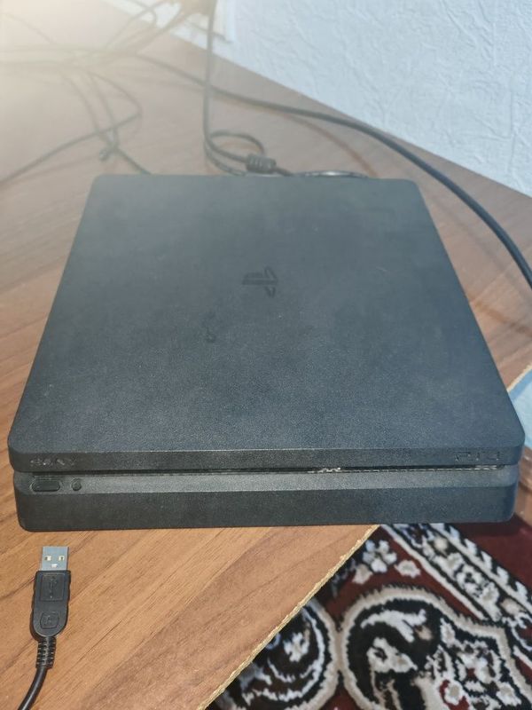 PlayStation 4 slim 1trb PlayStation 4 slim 1trb