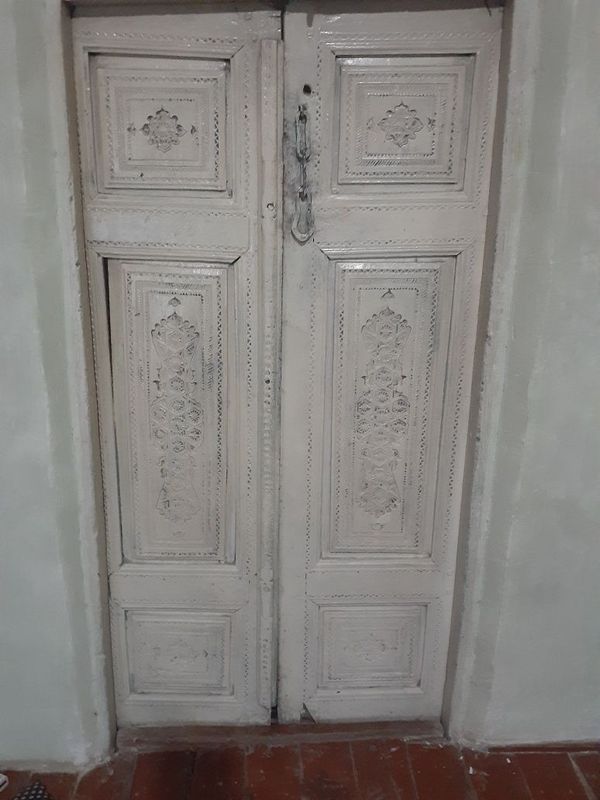 Qadimgi yogoch eshik sotiladi holati yaxwi