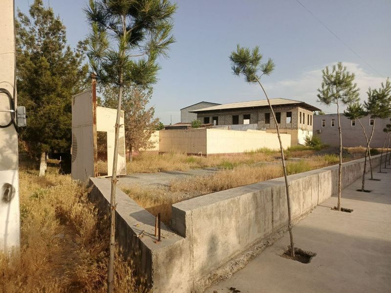 14 сотих ер майдони 2 каватлик бино 800 квадрат метри атрофи уралган