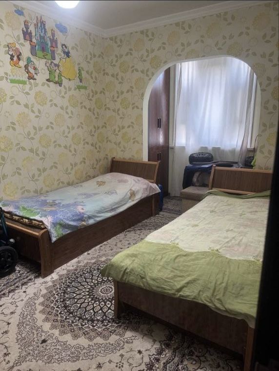 Bodomzor metroga yaqin joyda 1 ta qizga kvartira bor