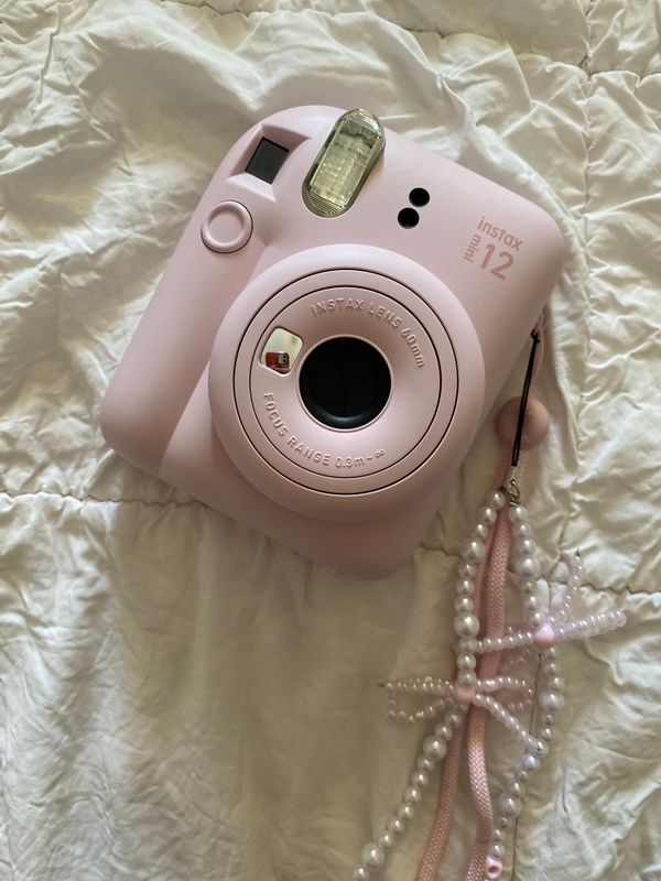 Продается камера Instax mini12 в хорошем качестве Продается камера Instax mini12 в хорошем качестве