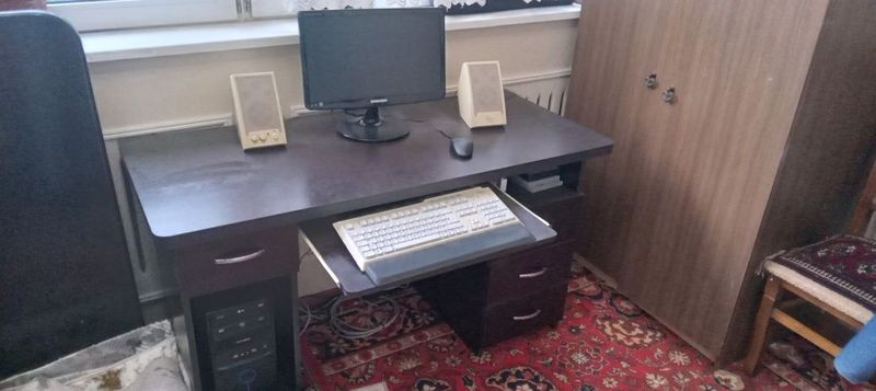 Стол компьютерный в хорошом состоянии. Как новий Стол компьютерный в хорошом состоянии. Как новий