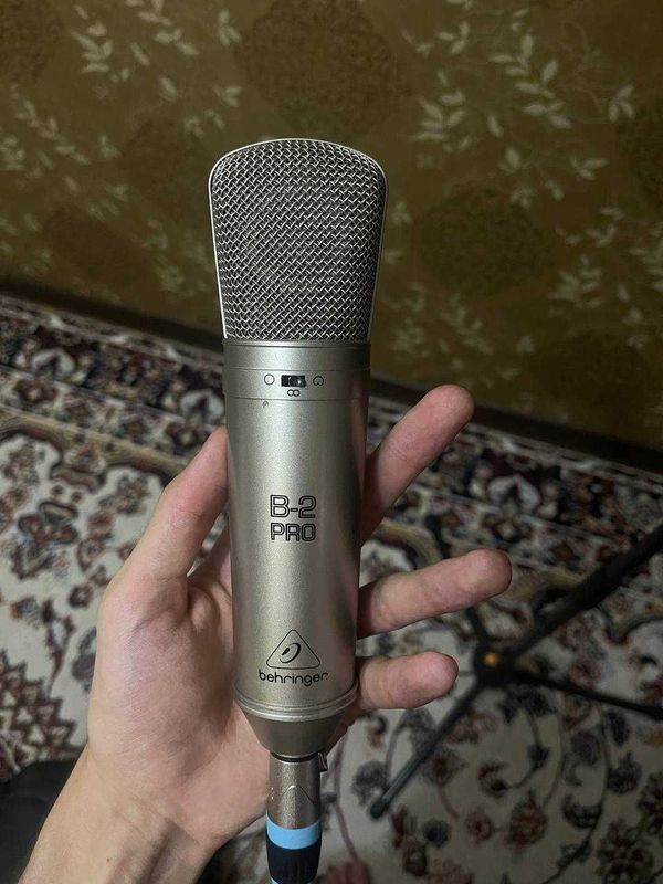 Behringer b2 pro va scarlett 2i2 zvukavoy karta + stoyka bonusiga Behringer b2 pro va scarlett 2i2 zvukavoy karta + stoyka bonusiga