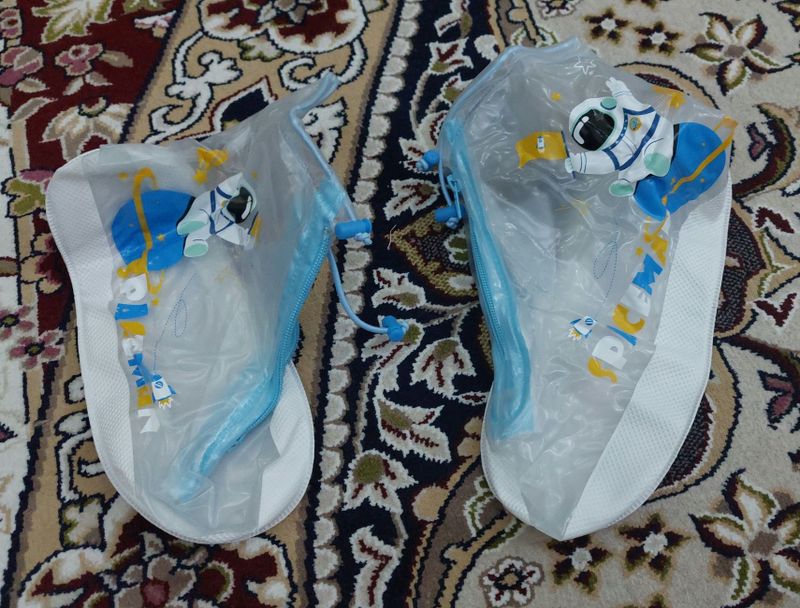 Yomgirda oyoq kiyimni ustidan kiyish un
