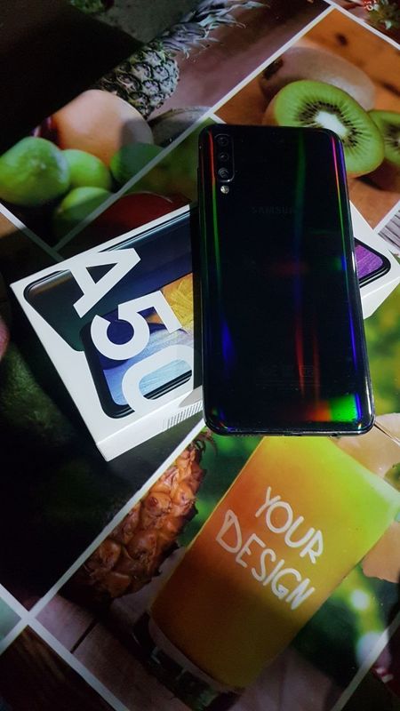 Samsung A50 sotiladi aybi umuman aybi yoq hamma joyi radnoy