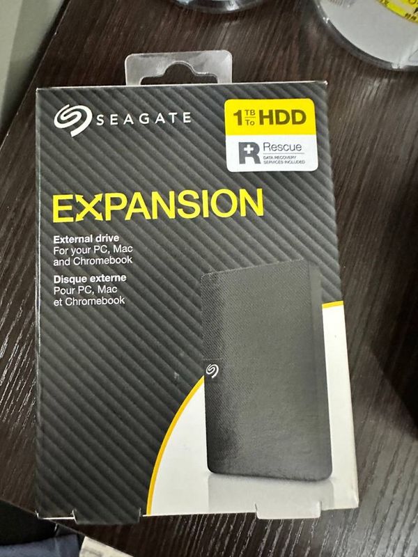 Внешний жетский диск HDD 1 TB Внешний жетский диск HDD 1 TB