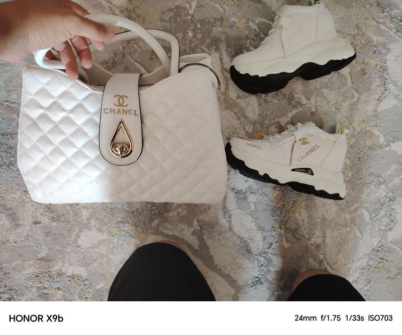 Комлект из туфлей и кроссовок принадлежит бренду Chanel. Состояние нов