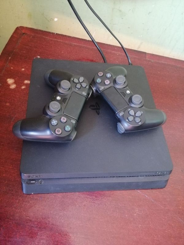 Ps4 Slim sotiladi