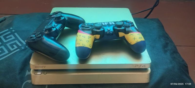 Ps 4 slim 500 gb,ishlashi yaxshi ichida oʻyinlari bor,2 ta joystick Ps 4 slim 500 gb,ishlashi yaxshi ichida oʻyinlari bor,2 ta joystick