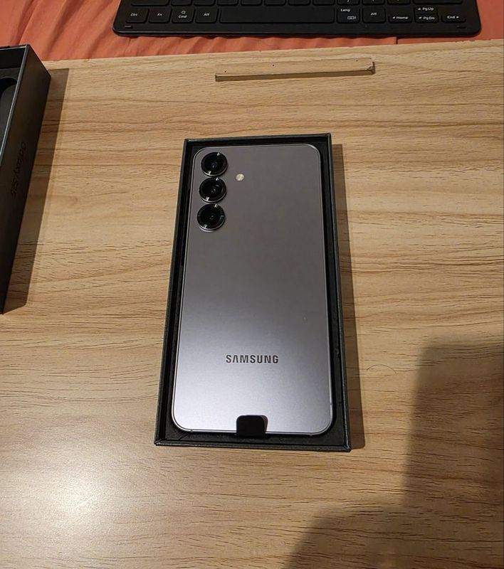 Продаётся Samsung S25 Plus 12/256 Silver Shadow в новом состаяние